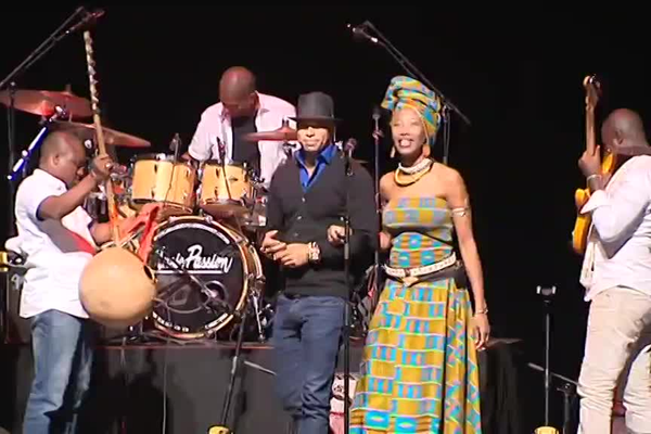 Roberto Fonseca, le prodige cubain, et Fatoumata Diawara, la voix du Mali,lors de l'édition 2015 d’Eclats d’émail. 