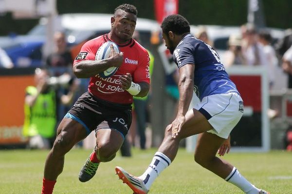 Josua Tuisova face au joueur d'Agen George Tilsley.