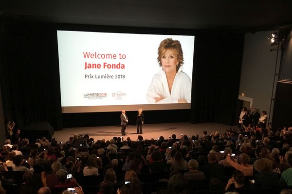 Jane Fonda et Thierry Frémaux, directeur de l'Institut Lumière devant un public conquis.   