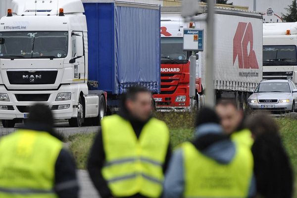 Les routiers reprennent leur mouvement de grève pour les salaires et veulent bloquer les installations pétrolières de Donges à partir du lundi 16 mars