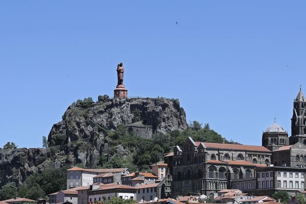 Le Puy-en-Velay se bat contre la désertification de son centre-ville. 