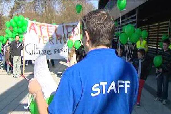 Les manifestants réunis ce matin devant le collège Albert Camus de Soufflenheim