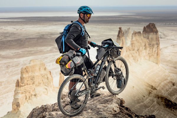 Cédric Tassan est explorateur à vélo. Il va embarquer avec Baptiste, un jeune autiste, dans une aventure humaine à VTT.