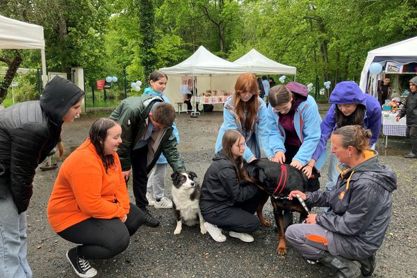 À droite de la photo :Jennifer Gavelle, responsable du refuge et son chien Odin, mascotte du club jeunes de la SPA