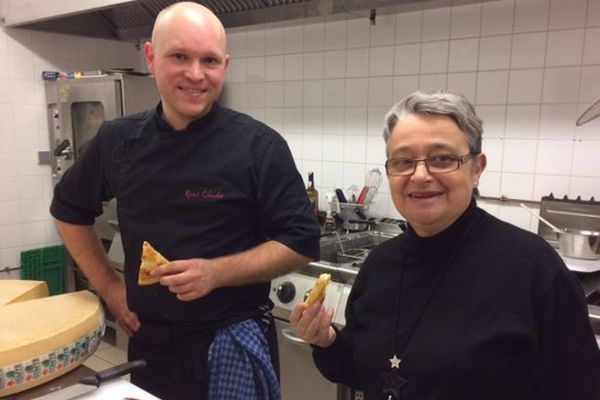 Rémi Charlet, nouveau patron de l'Auberge de Choux, déguste le fameux michon popularisé par Chantal Cretin jusqu'en 2007.  