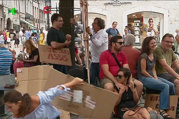 Un rassemblement assis était organisé ce samedi à 14 heures Place Pasteur à Besançon pour protester contre un arrêté municipal interdisant la station assise ou debout dans l'espace public, sous certaines conditions. 