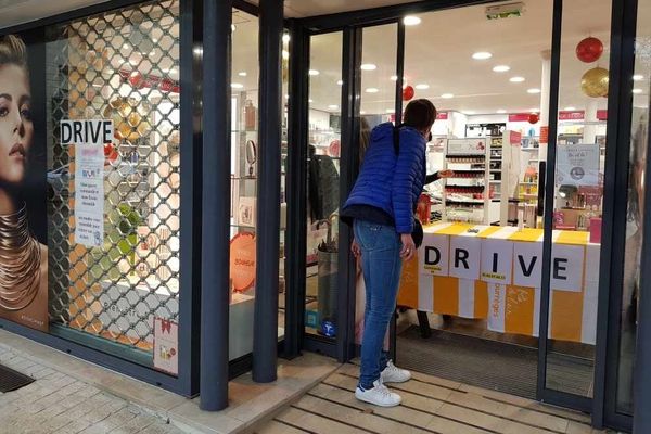 le drive est souvent la seule solution pour les petits commerces de centre ville comme chez ce parfumeur de Château-Gontier en Mayenne