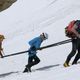 Ancelin, au milieu, qui tente de gravir le mont Blanc à l'aide ses accompagnateurs