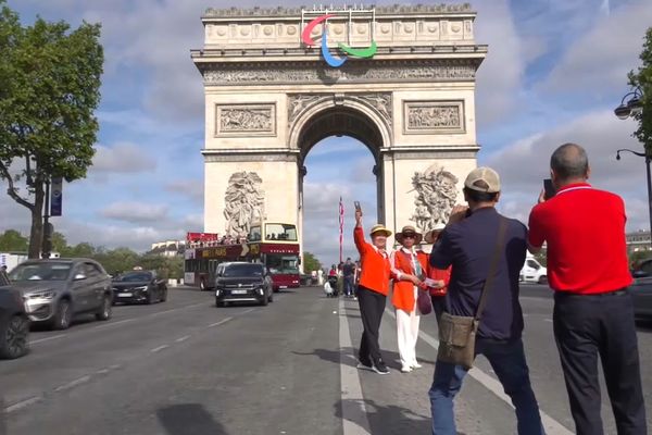 L'arc et ses trois agitos vues de l'avenue des Champs-Elysées.