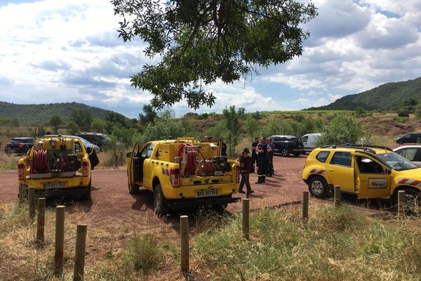 A côté du lac du Salagou, Les forestiers sapeurs du Conseil départemental de l'Hérault se préparent pour leur mission estivale de surveillance des massifs boisés contre les incendies.