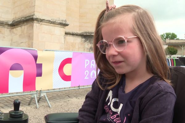 Célia a porté la flamme olympique dans le bourg de Coulon, accompagné d'Anne-Sophie Guichet, maire de la commune.