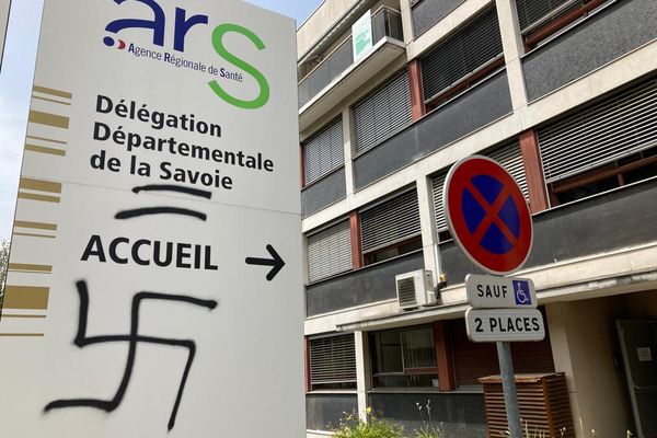 La devanture de l'ARS de Chambéry dégradée par des tags antivax, ce mardi 21 juin.