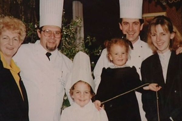 Alain Nonnet et son épouse (à gauche), leur fille et son époux, Jean-Jacques Daumy, chef cuisinier (à droite)