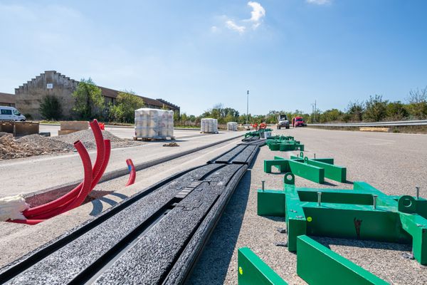 Les pistes d’alimentation électriques sont insérées dans la chaussée de Transpolis, pour le test à grande échelle du projet ERoadMontBlanc.