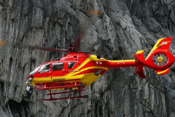 Un hélicoptère Dragon 50 de la Sécurité Civile, stationné à Granville (Manche), a été engagé, dimanche 21 avril 2019.