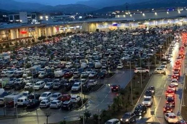 Une affluence spectaculaire dans les grandes zones commerciales insulaires