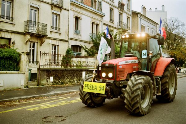 Des tracteurs bloquent le centre-ville de Nancy le 23 novembre 2023.