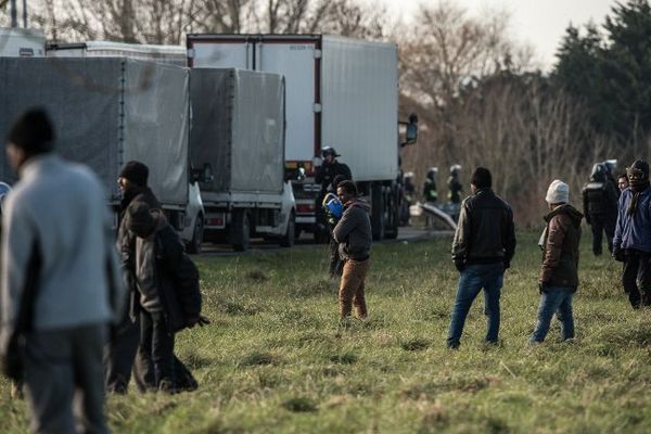 Un groupe de migrants à Calais, le 21 janvier 2016.