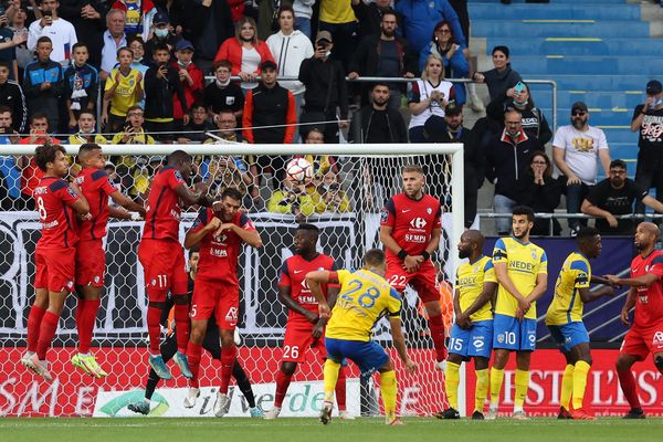 Le capitaine du FC Sochaux-Montbéliard Gaétan Weissbeck marque un somptueux coup-franc face à Grenoble, le 18 août 2021 au stade Bonal