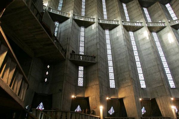 Les vitraux de Notre-Dame de Royan vus de la nef, en novembre 2006.