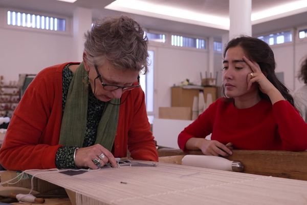 France-Odile Perrin-Crinière transmet son savoir-faire de lissière à une dizaine d'apprentis chaque année