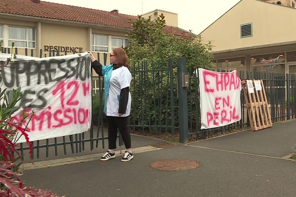 Dans l'EHPAD de La Tour de Heu, à Ennery, les soignants se mobilisent contre la décision de remplacer les postes de 12 heures en poste de 7 heures. Ils redoutent un impact sur la prise en charge des résidents et sur leurs qualités de vie.