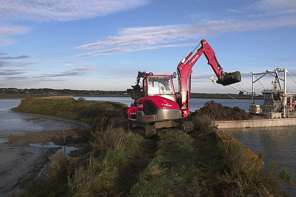 Une barge apporte 30 tonnes de terre pour les travaux de renforcement des digues protégeant les marais salants de Guérande (27 février 2024)