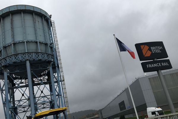 Quelles couleurs vont remplacer celles de British Steel à l'entrée du site d'Hayange (Moselle) ?