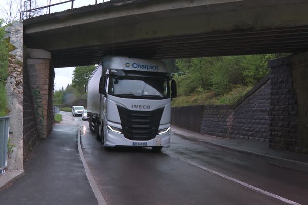 Des camions restent bloqués ces derniers jours sous le pont des Rosiers, à la Cluse-et-Mijoux. La circulation sur la RN 57 est perturbée en raison de travaux sur le réseau d'eau.