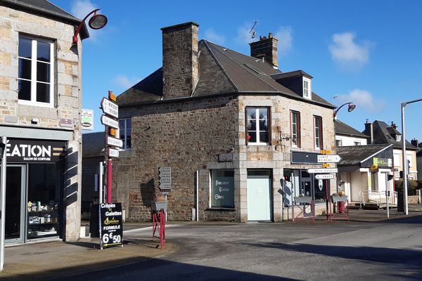 Le centre bourg de Saint-Pierre-d'Entremont, petit village de l'Orne qui vient de perdre son épicerie.