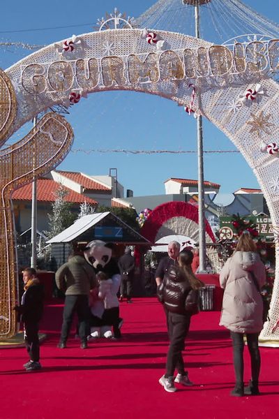 Le village de Noël du Barcarès a ouvert ses portes samedi 23 novembre avec une semaine de retard. En cause, un incendie dans la nuit du 10 au 11 novembre qui a détruit plusieurs chalets.