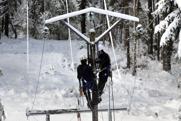 Des techniciens interviennent sur les lignes électriques endommagées par la neige - Photo d'illustration