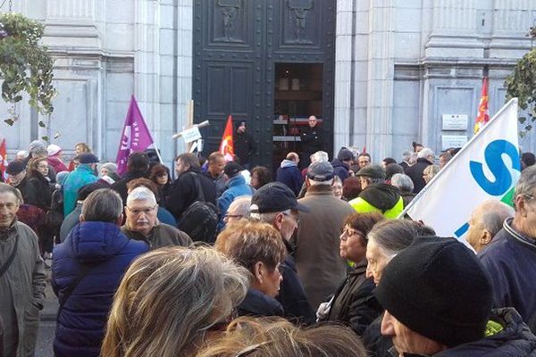 Environ 400 personnes sont venues soutenir les salariés de la clinique de l'Ormeau assignés devant le tribunal de grande instance de Tarbes