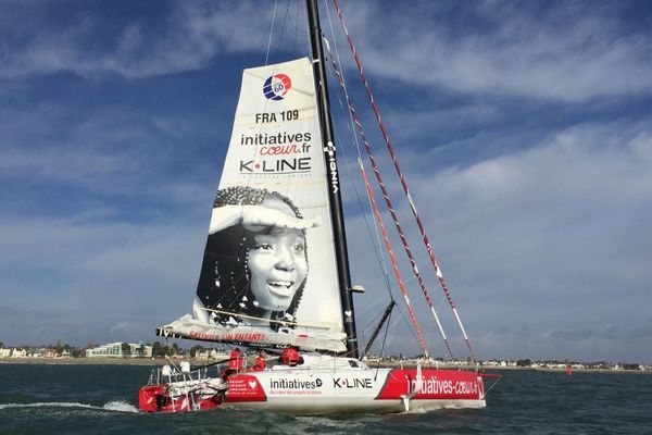 L'Imoca Initiatives Coeur de Samantha Davies de retour à Lorient, après abandon.