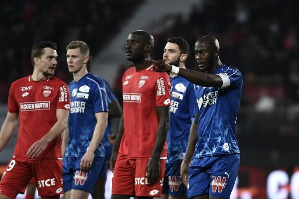 Le défenseur amiénois Prince Gouano (à droite), lors du match de championnat Dijon-Amiens SC, le 12 avril 2019.