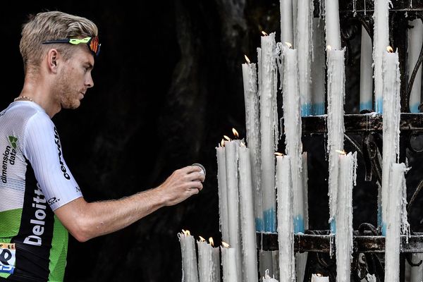 Le Belge Julien Vermote allumant une bougie à la grotte de Lourdes