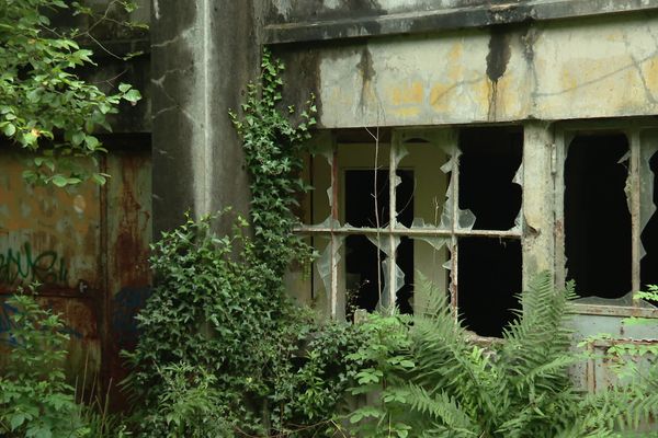 A Ste Honorine la  Chardonne, le site abandonné de l'usine Ferlam Technologies continue de disséminer de l'amiante dans l'air, la terre et l'eau environnants.