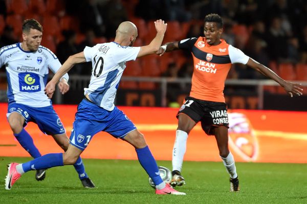  Faïz Selemani (Lorient) face à Romain Grange et Laurent Agouazi (Niort), lors du match au stade du Moustoir à Lorient (16/10/2017)