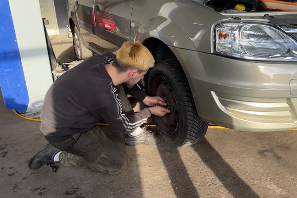 Dans le garage Relin à Auxerre, de nombreux véhicules ont été remorqués après avoir fait des accidents ou des sorties de route en raison de la neige et du verglas.