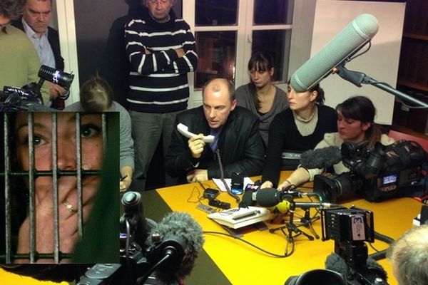 Les journalistes en train d'écouter Florence Cassez au téléphone dans le bureau de son avocat Frank Berton. En médaillon, Florence Cassez. 