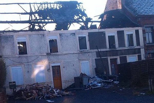 Il ne reste plus rien de la toiture de ces deux habitations de la rue Edmond Havret à Bachant.