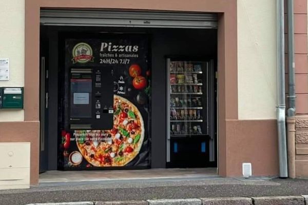 Les habitants demandent à ce que le distributeur de pizzas soit enlevé.