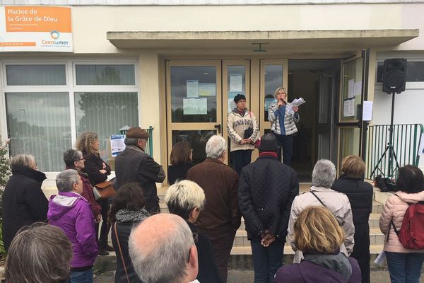 Manifestation devant la piscine de la Grâce de Dieu avec la conseillère municipale d'opposition Marie-Jeanne Gobert