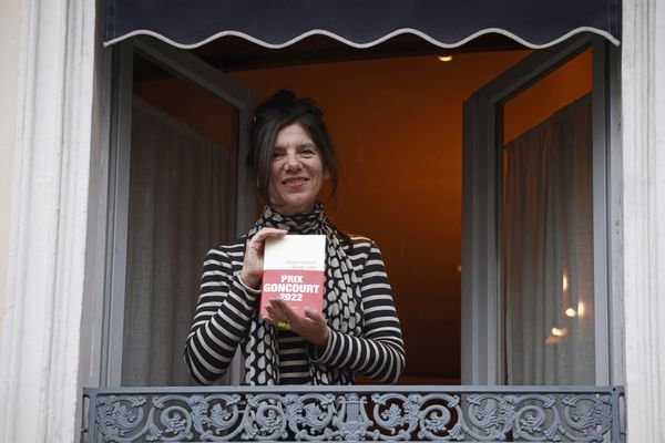 L'Académie Goncourt a choisi cette année Brigitte Giraud. Outre un chèque de 10 euros, ce prix lui garantit une visibilité et des ventes accrues.