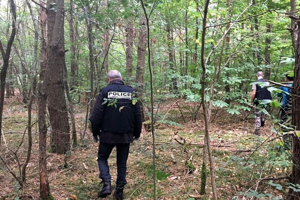 Des policiers de l'Yonne ont organisé une battue dans la forêt de Branches mardi 12 septembre 2017 dans le cadre de l’enquête sur la disparition de Yamina Youssfi . 