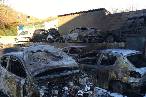 Plus de 26 véhicules ont été brûlés à Volvic, dans le Puy-de-Dôme.