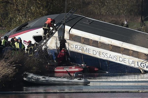 Une rame d'essai du TGV avait déraillé dans un virage juste avant un pont, faisant 11 morts et 42 blessés, le 14 novembre 2015 à Eckwersheim (67).