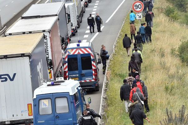 Les passeurs faisaient passer les migrants dans des camions "complices.