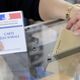 Élections législatives 2024 : un électeur dépose son bulletin de vote dans l'urne