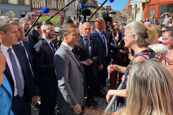 Emmanuel Macron est arrivé à Semur-en-Auxois (Côte-d'Or).